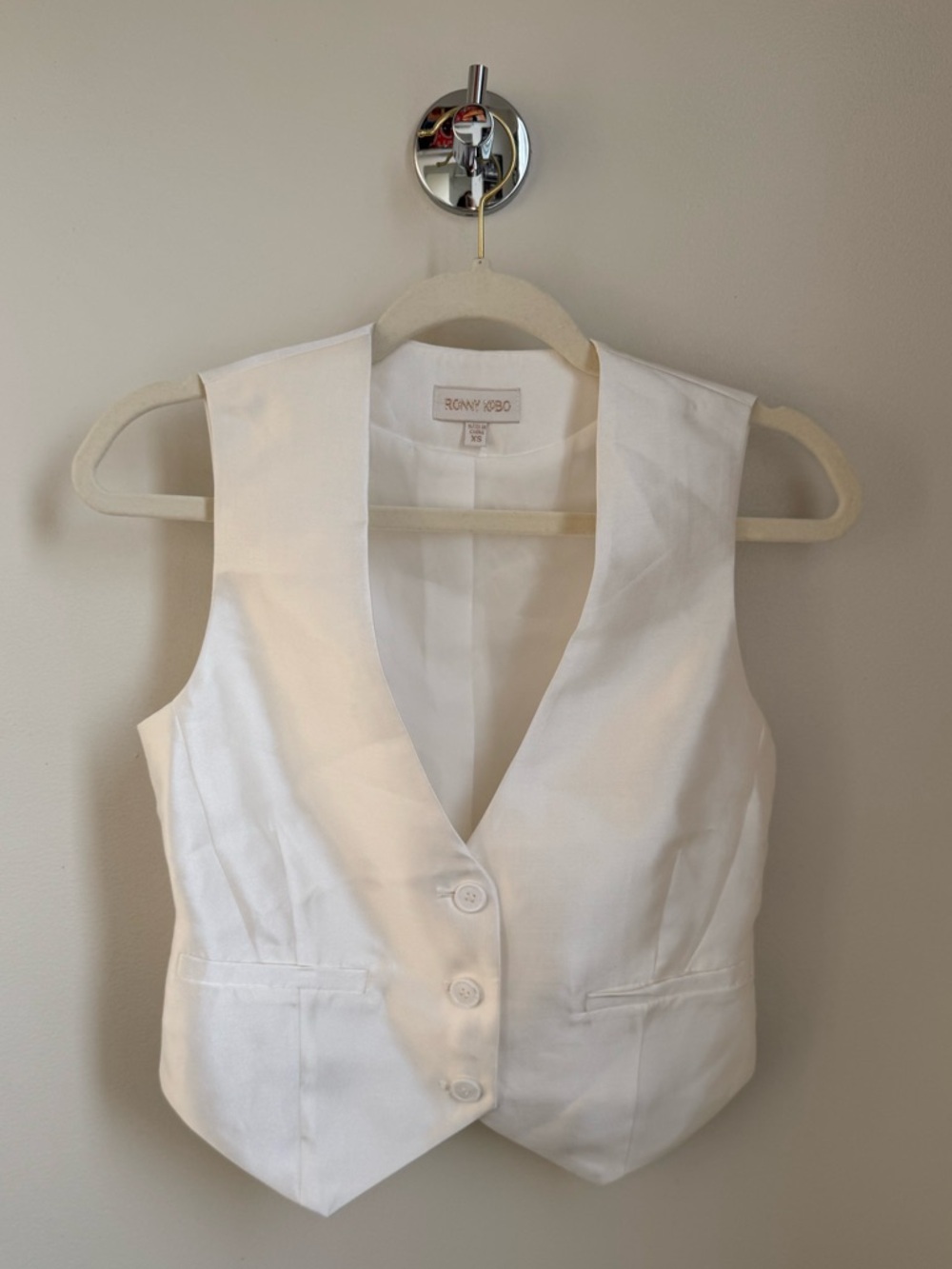 Ronny Kobo Foxxy White Button-Front Vest - Classic Sleeveless Waistcoat
